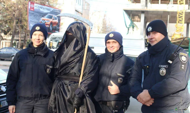У Хмельницькому порушників правил дорожнього руху зустрічали «Смерть з косою» та «В'язень» — фото 1