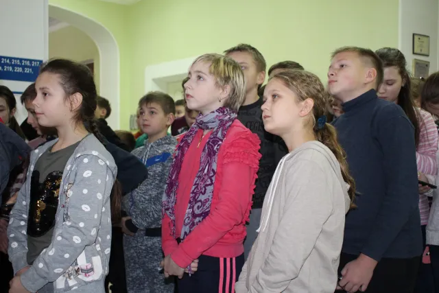 Учні школи №6 відвідали екскурсію у міській раді та отримали сувенірну проскурівську бону — фото 1