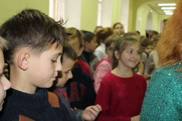 Учні школи №6 відвідали екскурсію у міській раді та отримали сувенірну проскурівську бону — фото 2
