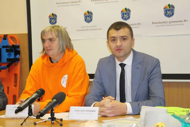 «Безопасность на дорогах»: хмельницкие школьники получили 600 светоотражающих жилетов — фото 2