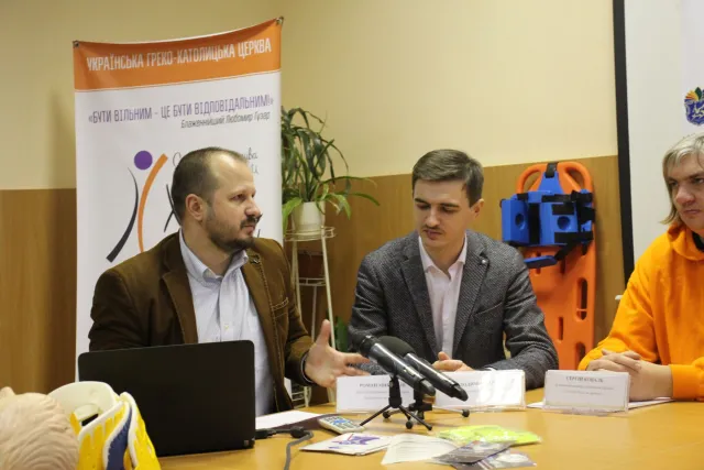 «Безопасность на дорогах»: хмельницкие школьники получили 600 светоотражающих жилетов — фото 4