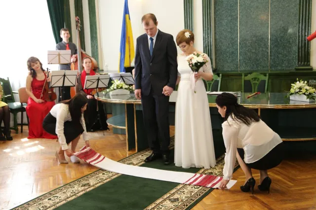 У Хмельницькому 329 закоханих пар зареєстрували «Шлюб за добу» — фото 3