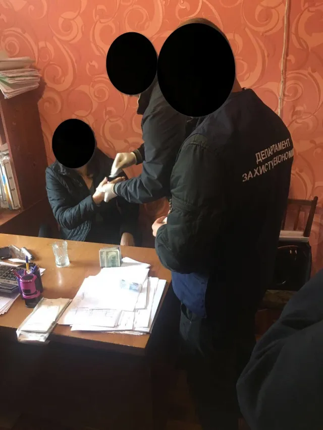 На Хмельниччині судитимуть директора державного підприємства, яка отримала 1500 доларів хабара — фото 1