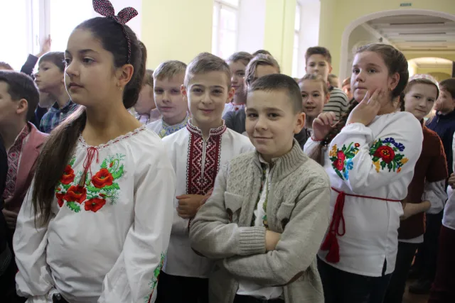 Учні школи №18 відвідали екскурсію у міській раді та отримали сувенірну проскурівську бону — фото 1
