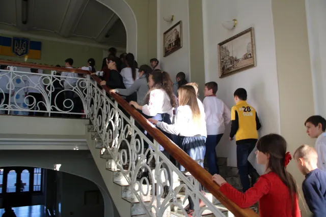 Учні школи №18 відвідали екскурсію у міській раді та отримали сувенірну проскурівську бону — фото 2