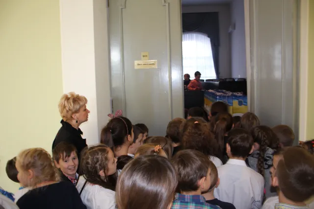 Учні школи №18 відвідали екскурсію у міській раді та отримали сувенірну проскурівську бону — фото 3