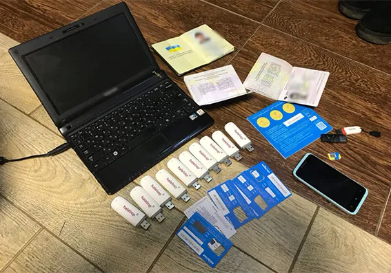 Правоохоронці затримали трьох мешканців Хмельниччини, які незаконно втрутились у телекомунікаційну мережу мобільних операторів — фото 1