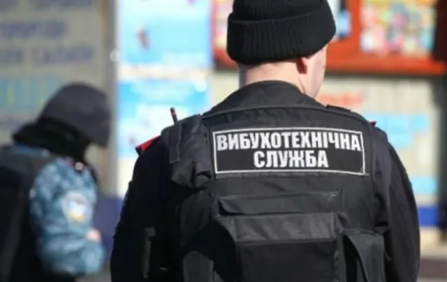 «Замінування» у Хмельницькому: у танцювальній школі та на речовому ринку шукали вибухівку. Поліцейські затримали підозрюваного — фото 1