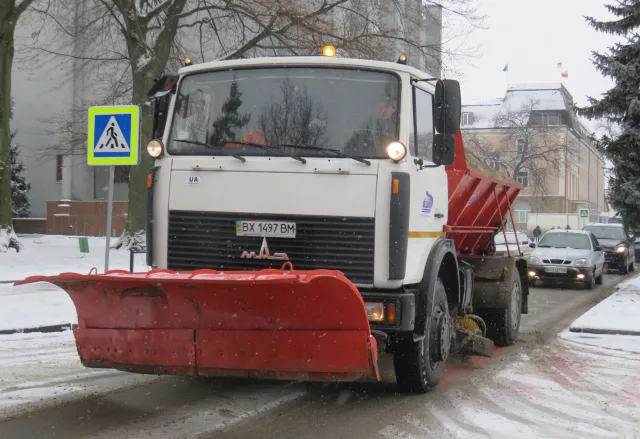 У Хмельницькому понад 30 спецмашин очищають вулиці від снігу — фото 1