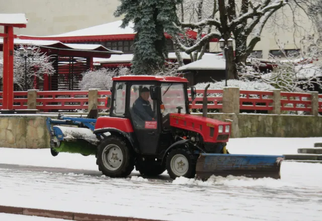 У Хмельницькому понад 30 спецмашин очищають вулиці від снігу — фото 3