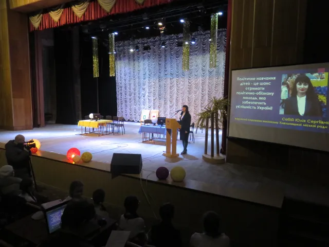 Маленькі хмельничани показали відмінні знання з місцевого самоврядування на брейн-рингу «Моя позиція» та виграли поїздку до Києва — фото 1