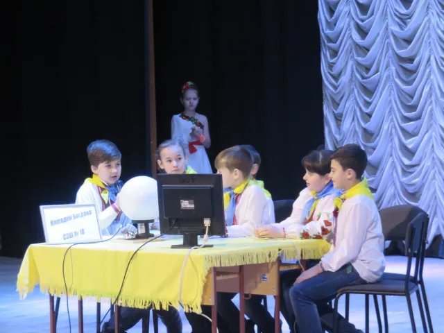Маленькі хмельничани показали відмінні знання з місцевого самоврядування на брейн-рингу «Моя позиція» та виграли поїздку до Києва — фото 7