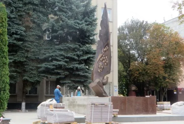 У сквері біля пам'ятника Героям Небесної Сотні встановили лавочки та урни для сміття — фото 7
