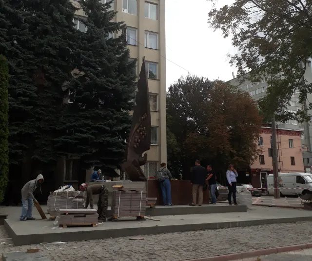 У сквері біля пам'ятника Героям Небесної Сотні встановили лавочки та урни для сміття — фото 1