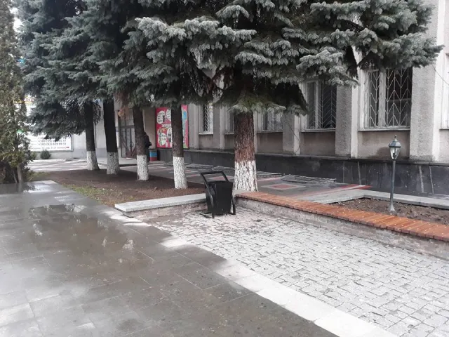 У сквері біля пам'ятника Героям Небесної Сотні встановили лавочки та урни для сміття — фото 2