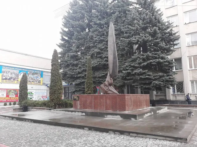 У сквері біля пам'ятника Героям Небесної Сотні встановили лавочки та урни для сміття — фото 3