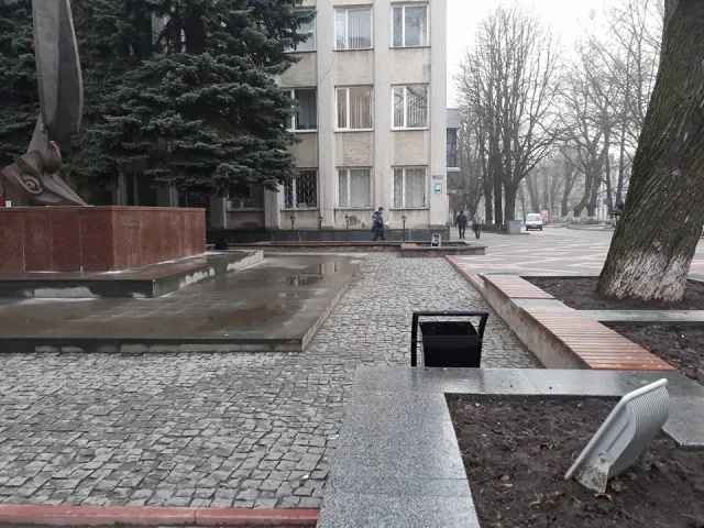 У сквері біля пам'ятника Героям Небесної Сотні встановили лавочки та урни для сміття — фото 4