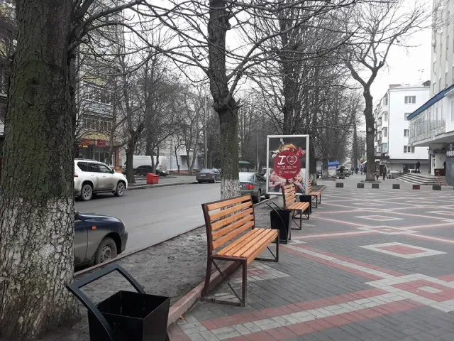 У сквері біля пам'ятника Героям Небесної Сотні встановили лавочки та урни для сміття — фото 5