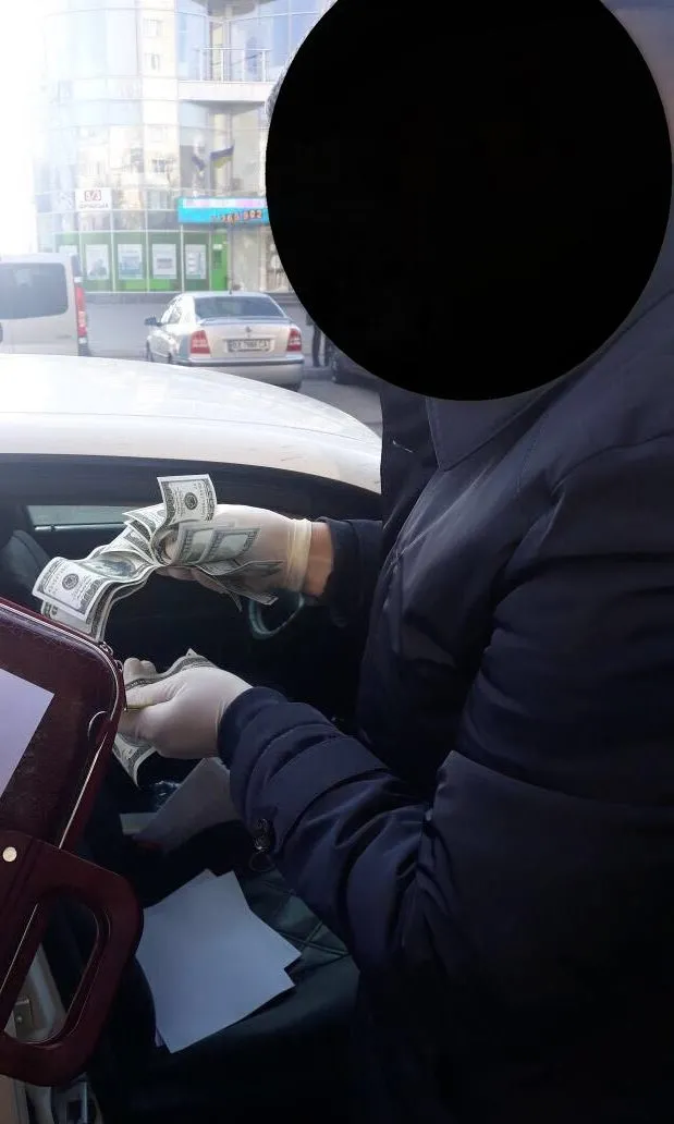 На Хмельниччині судитимуть заступника ОТГ, яка отримала 1500 доларів хабара за оформлення інвалідності — фото 2