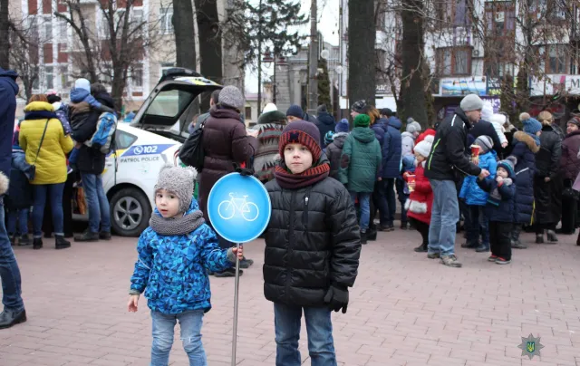 В рамках всеукраїнської акції маленькі хмельничани відсвяткували Різдво з поліцейськими — фото 4