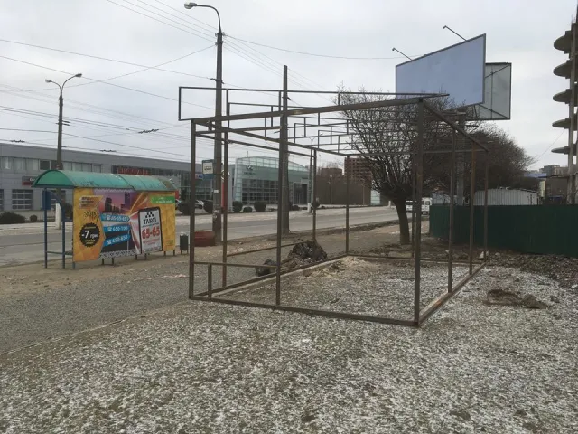 На перехресті Свободи та Зарічанської з'явилась металева конструкція для облаштування зупинки — фото 1