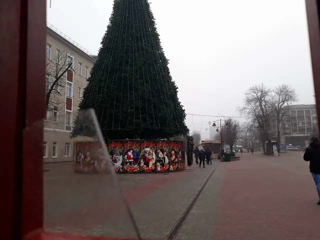 Пошкоджені санчата, розбита телефонна будка та обірвана гірлянда: кому заважали святкові локації біля ялинки у Хмельницькому — фото 4