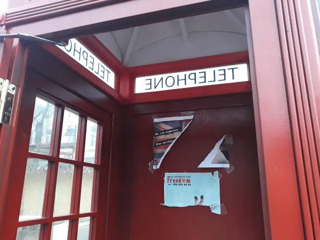 Пошкоджені санчата, розбита телефонна будка та обірвана гірлянда: кому заважали святкові локації біля ялинки у Хмельницькому — фото 5