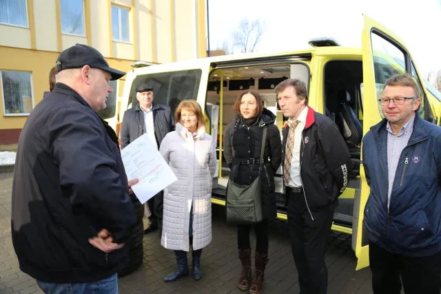 Хмельницька міська дитяча лікарня отримала сучасний реанімобіль від норвезьких волонтерів — фото 7
