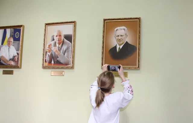 Учні школи №21 відвідали екскурсію у міській раді та отримали запрошення на 3D-прогулянку «Небесним Проскуровом» — фото 1