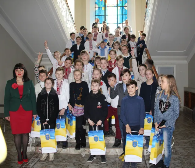 Учні школи №21 відвідали екскурсію у міській раді та отримали запрошення на 3D-прогулянку «Небесним Проскуровом» — фото 5