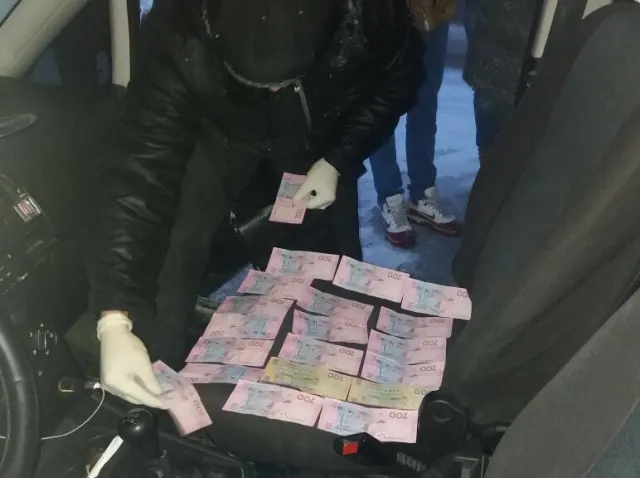 На Хмельниччині інспектор Управління Держпраці отримав хабар за те, що не зафіксував порушення під час перевірки — фото 1
