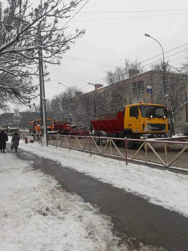 У Хмельницькому майже 40 спецмашин очищають вулиці від снігу — фото 4