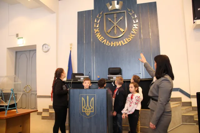 Для учнів НВК №6 провели цікаву екскурсію у Хмельницькій міській раді — фото 5