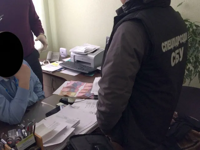 На Хмельниччині посадовець міграційної служби отримав хабар за оформлення закордонних паспортів. Чоловік перебуватиме під домашнім арештом — фото 1