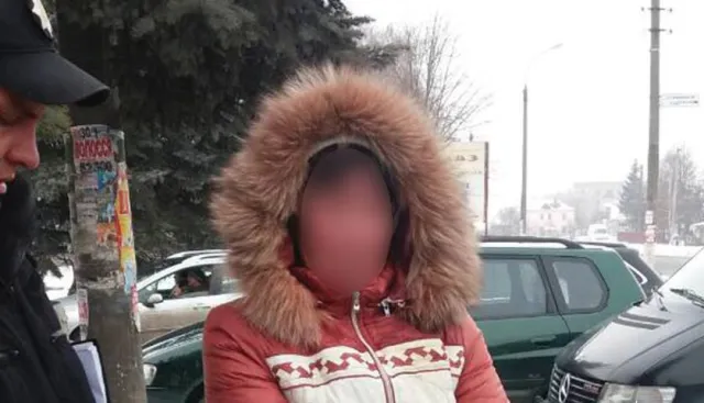 На Хмельниччині жінку, яка намагалася здати свого 4-річного сина в оренду для жебракування, взяли під варту — фото 3