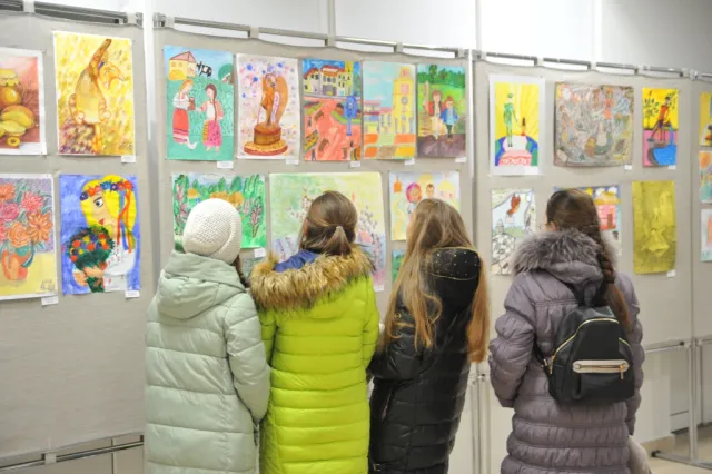В Хмельницком открыли выставку детских творческих работ «Искусство ради мира» — фото 2