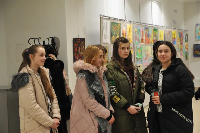 В Хмельницком открыли выставку детских творческих работ «Искусство ради мира» — фото 4