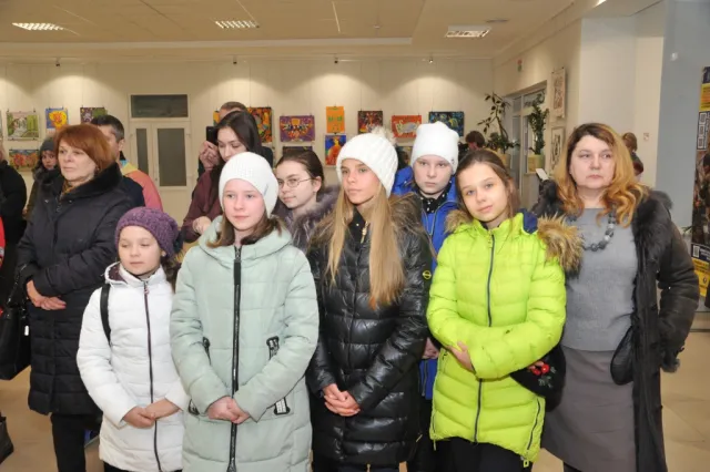 В Хмельницком открыли выставку детских творческих работ «Искусство ради мира» — фото 5