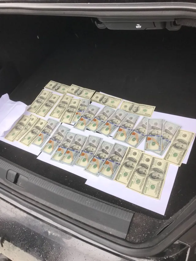 На Хмельниччині керівник виправної колонії та його заступник отримали 3 тисячі доларів хабара від матері засудженого. Чоловікам обрали запобіжні заходи — фото 2