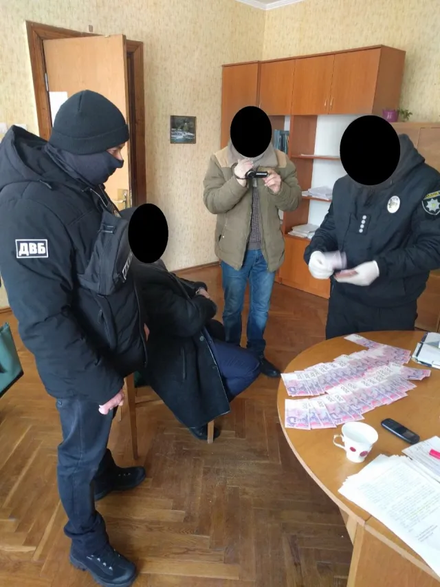 На Хмельниччині затримали чоловіка, який намагався дати хабара начальнику слідчого відділу поліції — фото 1