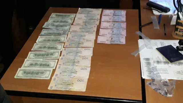 На Хмельниччині судитимуть посадовця міграційної служби, який отримав понад тисячу доларів хабара за оформлення закордонних біометричних паспортів — фото 1