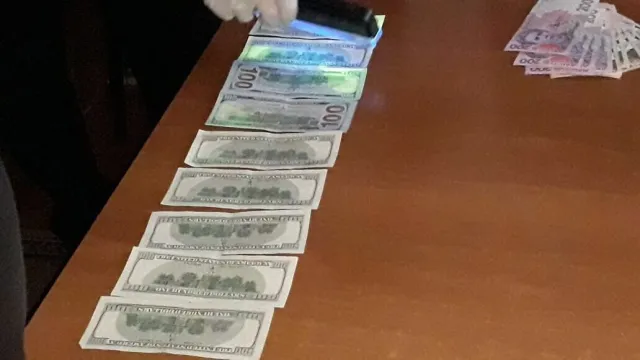 На Хмельниччині судитимуть посадовця міграційної служби, який отримав понад тисячу доларів хабара за оформлення закордонних біометричних паспортів — фото 2