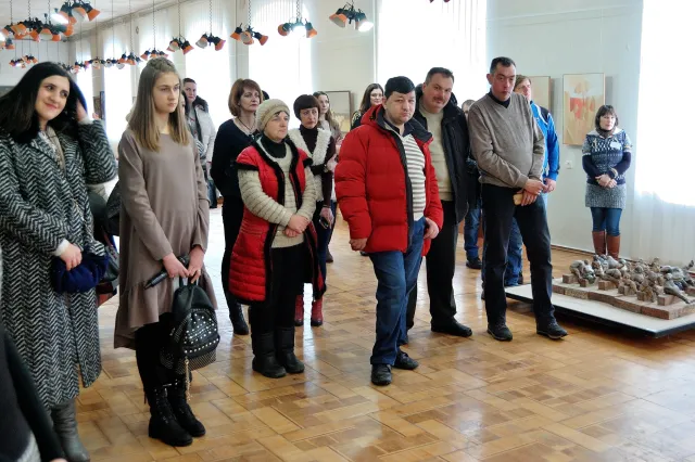 «Жить искусством»: в областном художественном музее открылась выставка юной хмельнитчанки — фото 2