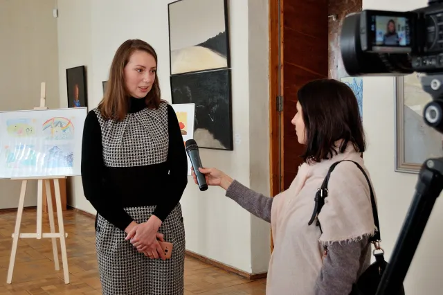 «Жить искусством»: в областном художественном музее открылась выставка юной хмельнитчанки — фото 4