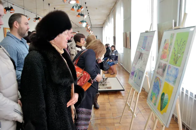 «Жить искусством»: в областном художественном музее открылась выставка юной хмельнитчанки — фото 5