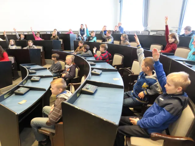 Учні школи №20 відвідали екскурсію у Хмельницькій міській раді та отримали запрошення на 3D-прогулянку «Небесним Проскуровом» — фото 1