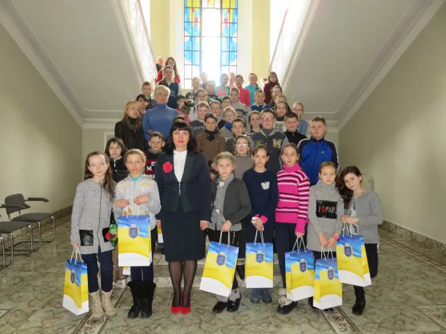 Учні школи №20 відвідали екскурсію у Хмельницькій міській раді та отримали запрошення на 3D-прогулянку «Небесним Проскуровом» — фото 2