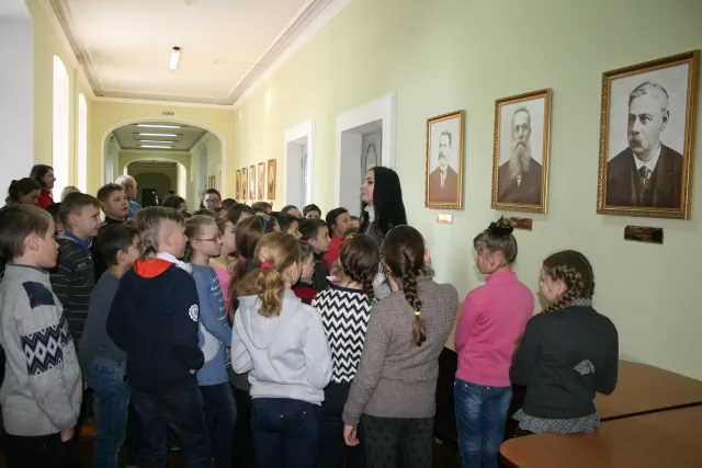 Учні школи №20 відвідали екскурсію у Хмельницькій міській раді та отримали запрошення на 3D-прогулянку «Небесним Проскуровом» — фото 3