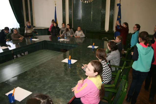 Учні школи №20 відвідали екскурсію у Хмельницькій міській раді та отримали запрошення на 3D-прогулянку «Небесним Проскуровом» — фото 6