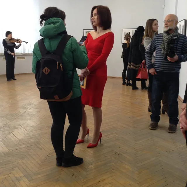 Чоловіки у білих сорочках та жіночих халатах: у Хмельницькому презентували унікальний фотопроект — фото 2